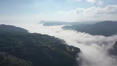 云雾峡谷晨雾唯美美景视频的预览图